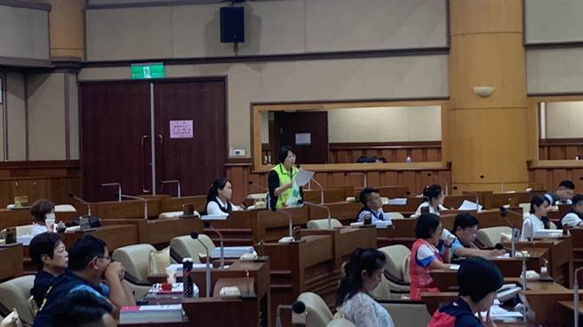 ▲民進黨基隆市立委參選人鄭文婷質疑，與原本的廠商並不是完全不能續約或簽約，而是基市府消極一直拖到合約終止，才重新公開招標。（徐佑昇攝）