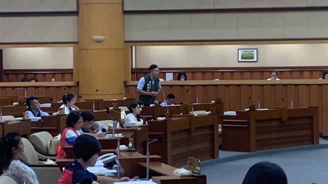 ▲基隆市議員張顥瀚質疑，現在委外給其他廠商，未來物價上漲的話市府的處理應對機制在哪？未來「水洗飛灰」的水源以及污水要如何處理，都會是問題。（徐佑昇攝）