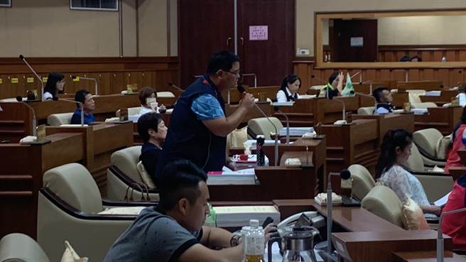 ▲基隆市議員韓世昱表示支持謝國樑乾淨家園政策，支持改採用水洗飛灰的方式來處理。（徐佑昇攝）