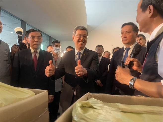 陳建仁給予大大的讚，嘉勉辦案有功人員。（洪靖宜攝）