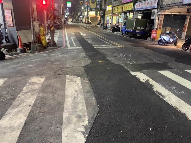 基隆市刘铭传路施工频繁，导致路面凹凸不平，引发民怨。（徐佑升摄）