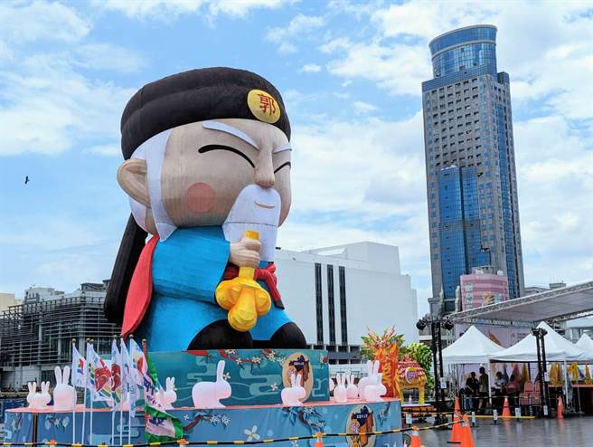 基隆市海洋廣場上矗立著Q版唐朝名將郭子儀的主燈，也意味著一年一度的鷄籠中元祭即將展開長達一個月的系統活動。（張志康攝）