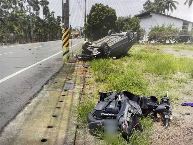 超車不慎擦撞機車，自小客車烏龜翻。(警方提供)