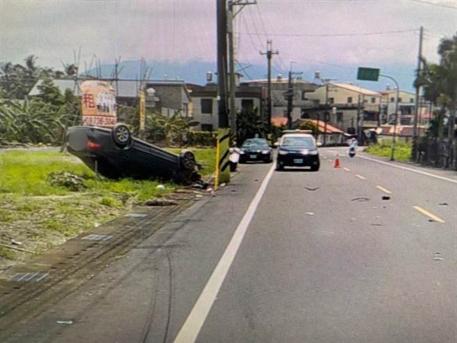超車不慎擦撞機車，自小客車烏龜翻。(警方提供)