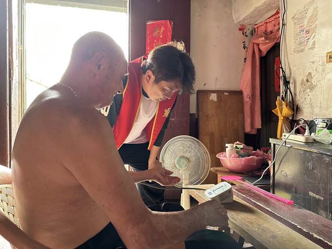 王建順(右)在閒暇之餘也會跟隨著基金會前往關懷探訪弱勢長者，愛心不落人後。(圖／民眾提供)