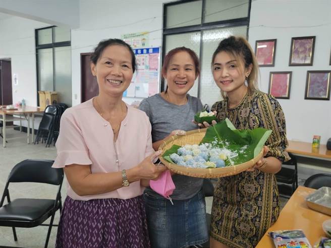 新北市泰籍新住民李拉雀薇8日分享來台生活，並帶民眾一起製作泰國傳統點心「椰子球」（移民署提供）