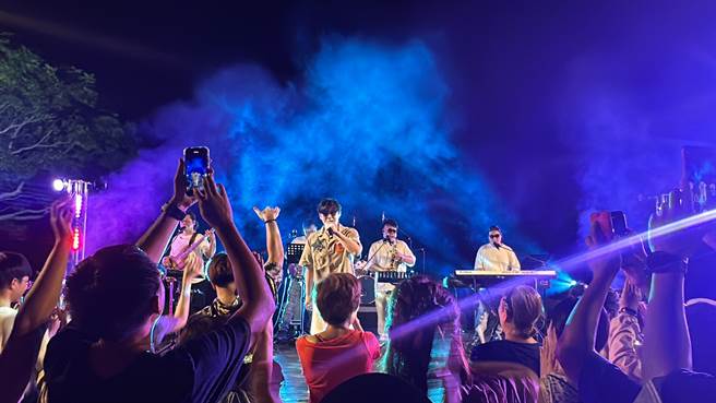 由东管处主办的东海岸月光海音乐会每场次都吸引超过千名观眾前往，交通问题也因此受到重视。（蔡旻妤摄）