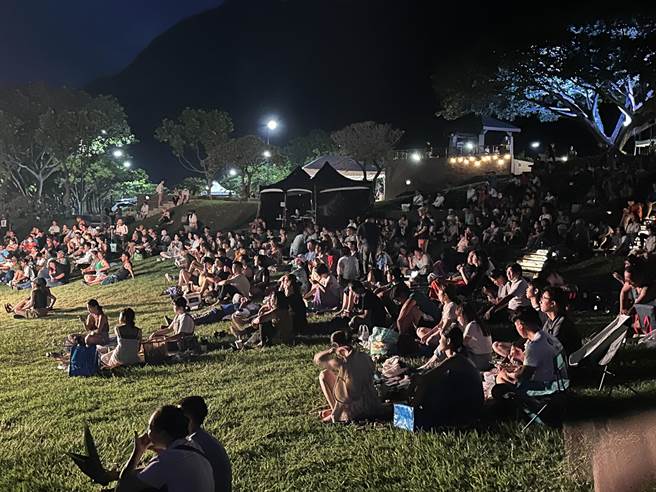 由东管处主办的东海岸月光海音乐会每场次都吸引超过千名观眾前往，交通问题也因此受到重视。（蔡旻妤摄）