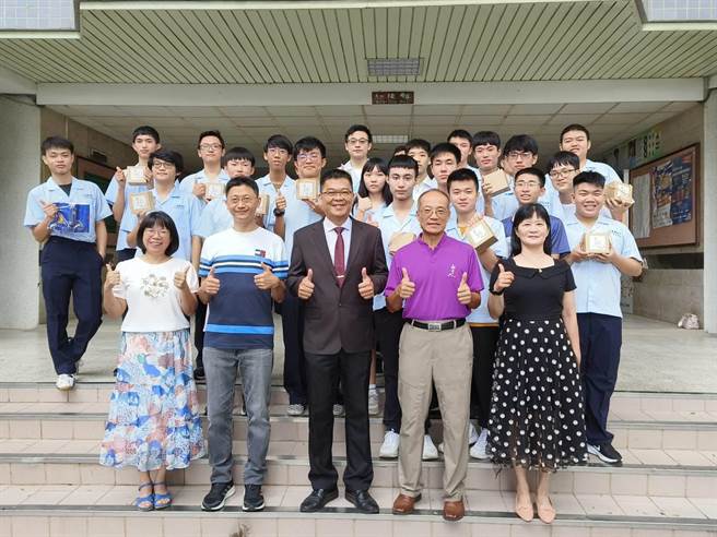 今年大學分發入學放榜，嘉中學生表現出色，師生團隊努力有成。（廖素慧攝）