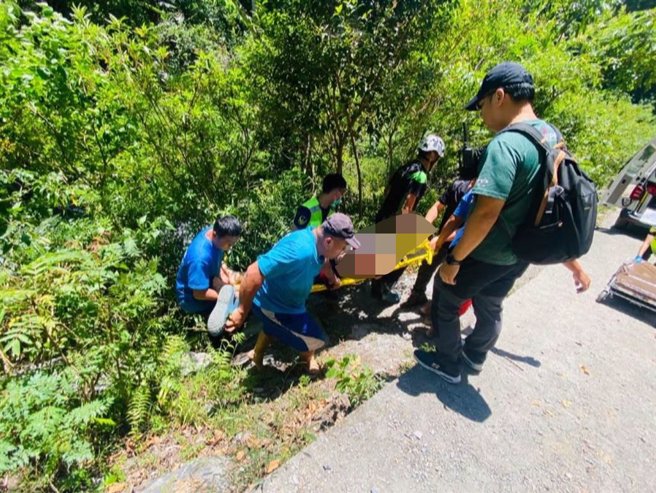 39岁陈姓男子今于桑树溪上游1泓深潭，以游泳方式渡潭时溺水，救起时已失去心跳呼吸，送医抢救不治。（台东县消防局提供／萧嘉蕙台东传真）