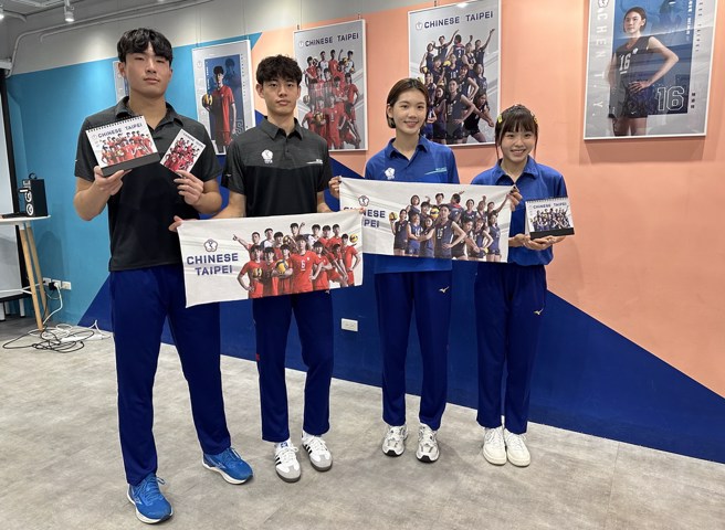 雷诺(左至右)、林谦、陈姿雅与廖苡任展示这次中华男女排国家队周边商品。(黄及人摄)