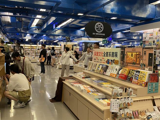 政大书城宣布将继续营业，今天有不少读者逛书店、买书。（曹婷婷摄）
