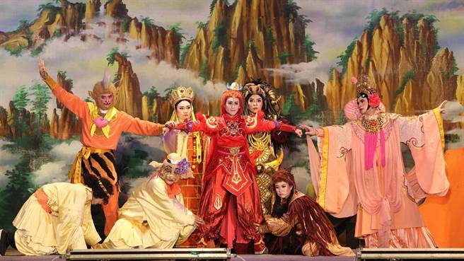 屏东夏日狂欢祭周周嗨不停，屏县府除邀请国内外知名剧团演出，还首度集结歌仔戏、布袋戏、皮影戏跨界演出穿越时空剧。（屏县府提供／谢佳潾屏东传真）