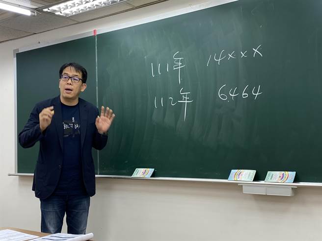 升学专家刘骏豪解析今年分发入学放榜状况。（林志成摄）