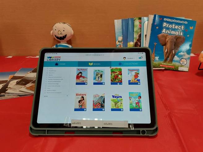Scholastic Asia公益捐贈教育局英語數位閱讀平台7600多組帳號，市價約1000萬元，提供全市222所公私立國小學童線上英語閱讀的學習機會。（陳慰慈攝）