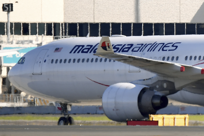 
澳洲警方指出，马来西亚航空（Malaysia Airlines）MH122班机今天下午从澳洲雪梨飞往马来西亚首都吉隆坡时，机上一名乘客情绪焦躁、「涉嫌扰乱秩序」，声称背包里有「爆裂物」，导致班机在起飞约3小时后返抵雪梨机场。(图/美联社)