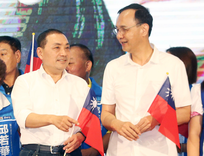 国民党主席朱立伦（右）声援新竹市长高虹安，传出未事前沟通党籍总统参选人侯友宜（左）。（资料照,范扬光摄）