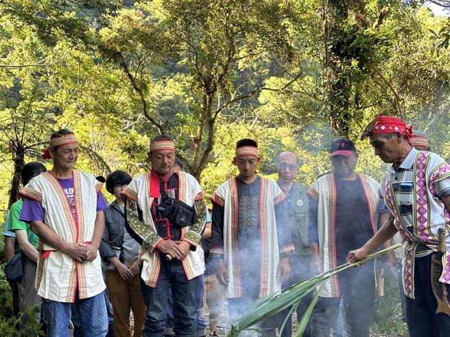 陳清波耆老率錦屏、龍泉、大埔等三個部落族人進行祈福儀式。（林業及自然保育署台東分署提供／蔡旻妤台東傳真）