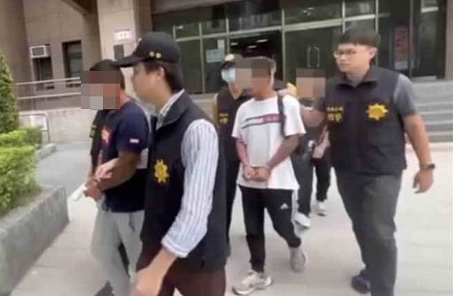 信義警分局逮捕2名強盜犯嫌，追查為何他們會知道買賣雙方要交易泰達幣。（翻攝畫面）