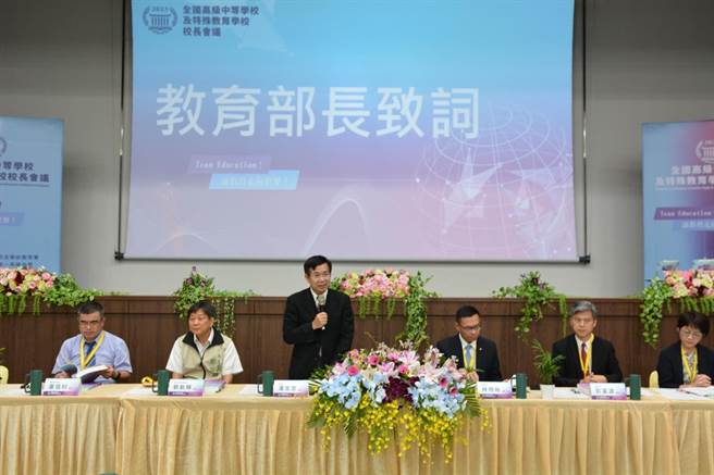 教育部长潘文忠（中）今天到南一中出席「全国高级中等学校及特殊教育学校校长会议」南区会议。（台南一中提供／曹婷婷台南传真）