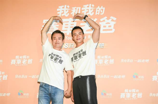 检场（左）与陈泽耀在片中虽然没有血缘关系，不过感情却如同父子般亲密。（采昌提供）