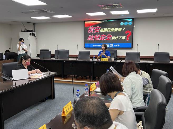 台南市议员王家贞接获幼教工会陈情，今天在市议会举行「幼儿安全顾好了吗？」记者会。（洪荣志摄）