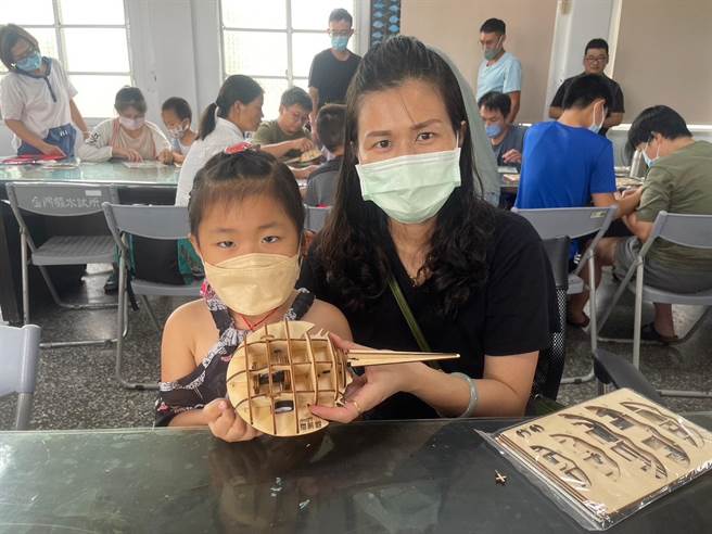 课程中还透过由基隆国立海洋科技博物馆提供的手作DIY材料制作「机械鲎」。(图／移民署提供)