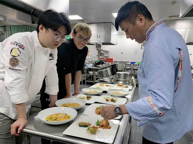 学生参赛前积极练习，校方也邀请多名业界专家进行指导。（南开科技大学提供／杨静茹南投传真）