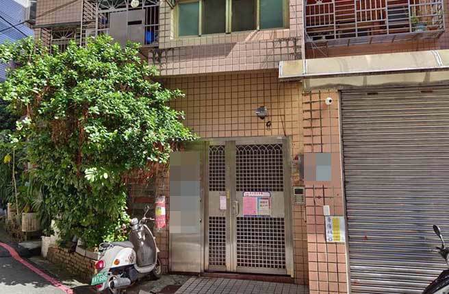 中和1对情侣因细故起争执，男友持刀刺伤女友，连劝架的友人也被刺伤，警消将2名伤者送医，已逮捕行凶男子，厘清案情。（民眾提供）