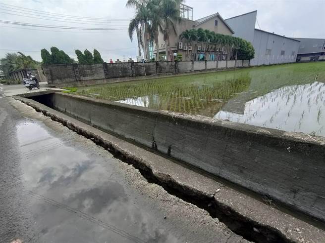 台中市乌日区庆光路116号旁农田灌溉沟渠侧岸剥离，产生约5公分裂痕，民眾担心车辆行经时，未注意路面状况恐不慎跌入，造成安全隐患。（潘虹恩摄）