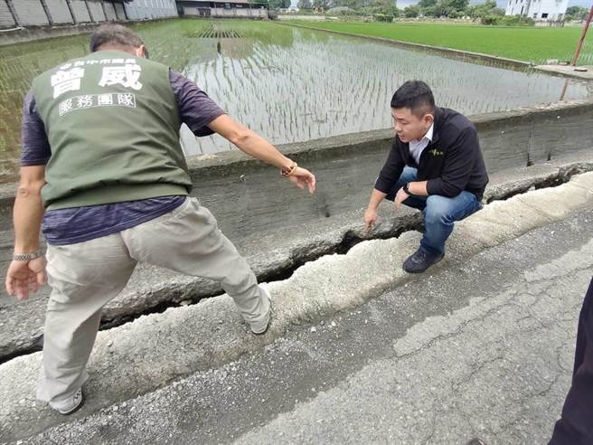 台中市议员曾威15日邀集相关单位会勘庆光路116号旁农田灌溉沟渠，讨论将侧壁灌浆维护，农田水利署南投管理处将派员进行评估。（潘虹恩摄）