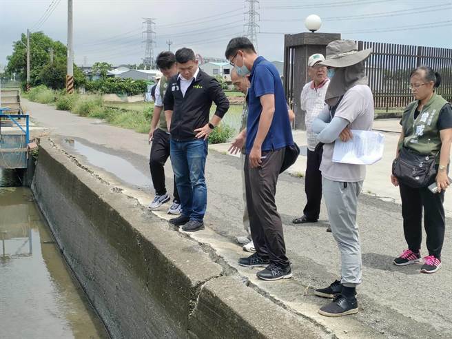 台中市乌日区庆光路116号旁农田灌溉沟渠侧岸剥离，台中市议员曾威15日邀集农田水利署南投管理处、中市府水利局、养工处与乌日区公所等单位一同会勘。（潘虹恩摄）