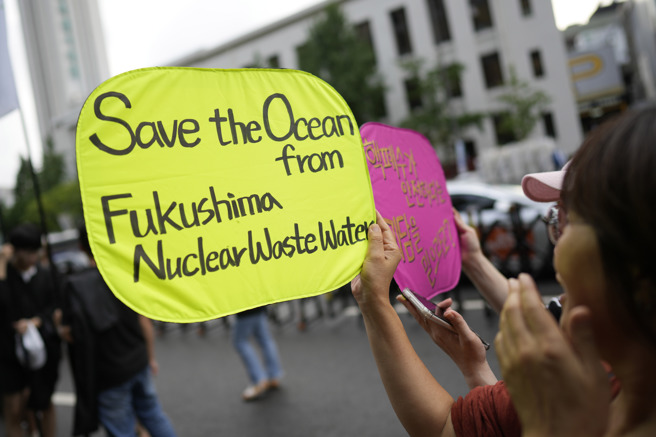 南韩民眾日前在首尔街头抗议日本政府规划排放「核处理水」入海。（美联社）