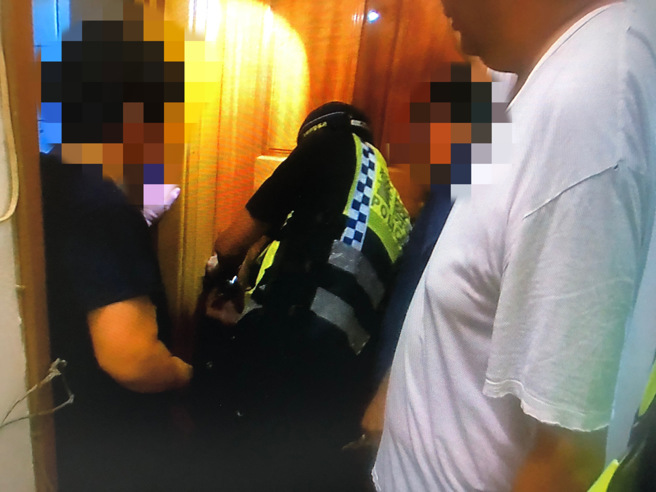 基隆市1名1岁半男童趁着奶奶走出房间门拿东西时，不慎将自己及6个月大的弟弟反锁在房间内，男童发现无法开门后嚎啕大哭，家属求助警方，警方到场利用信用卡就化解危机。（图／警方提供）