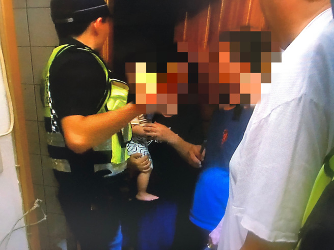 基隆市1名1岁半男童趁着奶奶走出房间门拿东西时，不慎将自己及6个月大的弟弟反锁在房间内，男童发现无法开门后嚎啕大哭，家属求助警方，警方到场利用信用卡就化解危机。（图／警方提供）