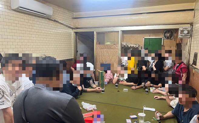 高雄市警局查獲藏身民宅內賭場。（翻攝照片／洪靖宜高雄傳真）