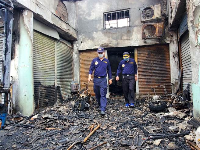 斗南镇杜姓男子纵火，租屋处全面燃烧。（周丽兰摄）