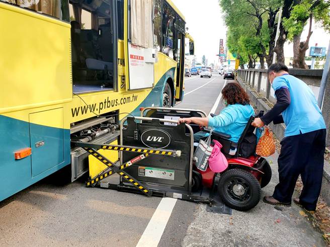 客运的无障碍乘车服务。（公路总局提供／陈佑诚台北传真）