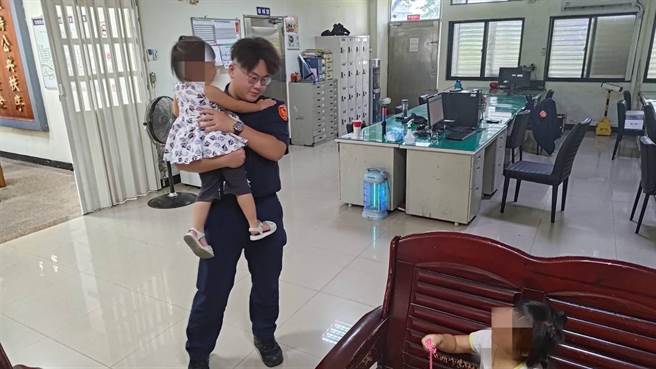 苏澳分局马赛派出所同仁细心安抚2女童的情绪。（宜兰县警察局提供／吴佩蓉宜兰提供）