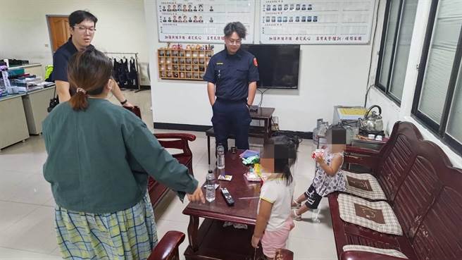 家属到派出所看到女童感谢不已，询问才知原来是门没关好，女童双双自行外出。（宜兰县政府提供／吴佩蓉宜兰传真）