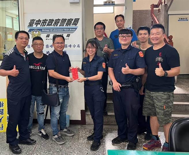 台中市警察局雾峰分局近日破获多起重要案件，其中，雾峰警分局成功派出所女警何孟芝（前排右三）凭藉其敏锐观察力与直觉，月初接连3日破获诈欺案，阻诈破百万元。（雾峰警分局提供／潘虹恩台中传真）