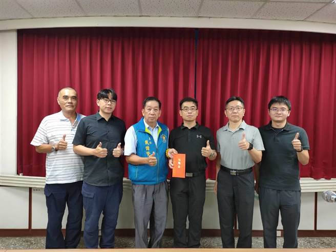 雾峰警友办事处主任戴储贤（左三）日前前往致赠奖金，表扬有功员警。