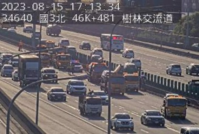 今（15）日下午16時許，國道3號北向46.5公里處樹林交流道發生事故，現場5車追撞。（翻攝畫面）