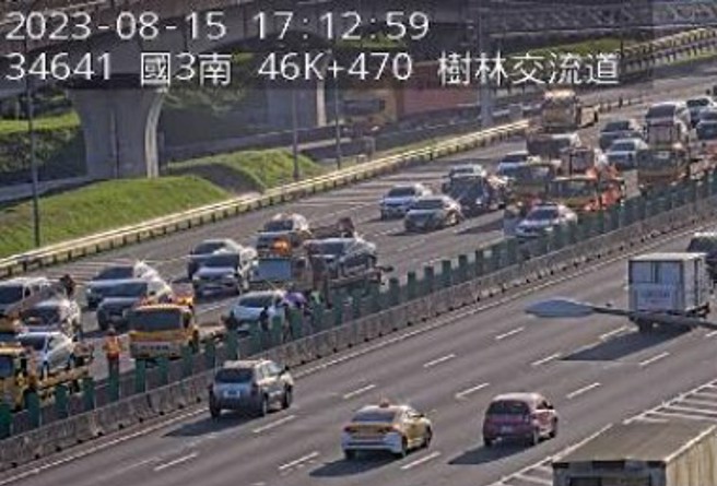 今（15）日下午16時許，國道3號北向46.5公里處樹林交流道發生事故，現場5車追撞。（翻攝畫面）