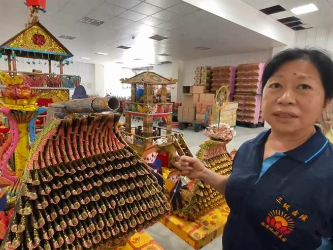 彰化縣鹿港地藏王廟總幹事林慧娟表示，今年首度有警政機關訂製超度法船。（孫英哲攝）