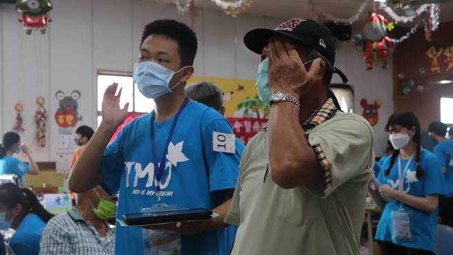 治平高中學子吳嘉哲立志從醫，他過去參加台北醫學大學澎湖醫療服務隊，替當地長者義診。（治平高中提供／蔡明亘桃園傳真）