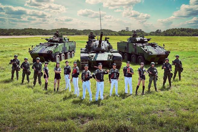 装甲542旅官兵偕同乐天桃猿棒球队和啦啦队员，在湖口营区拍摄「职棒开球活动宣传照」。（第三座站区提供／吕筱蝉桃园传真）