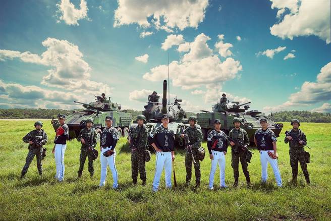 装甲542旅官兵偕同乐天桃猿棒球队和啦啦队员，在湖口营区拍摄「职棒开球活动宣传照」。（第三座站区提供／吕筱蝉桃园传真）
