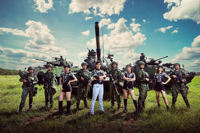 装甲542旅官兵偕同乐天桃猿棒球队和啦啦队员，在湖口营区拍摄「职棒开球活动宣传照」。（第三座站区提供／吕筱蝉桃园传真）