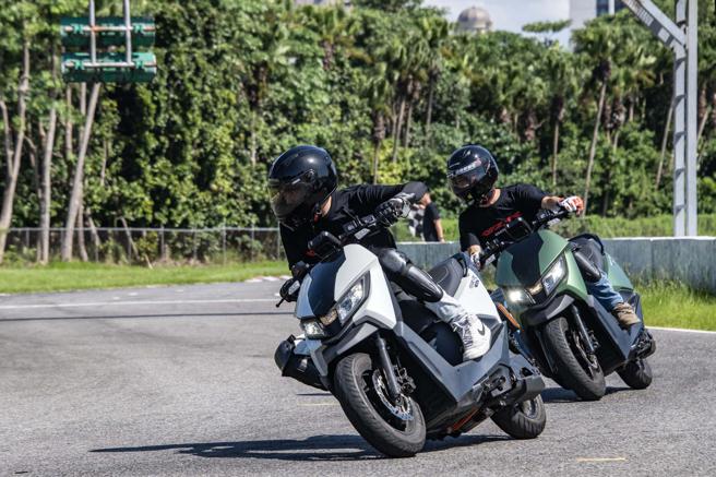 eMOVING EZ-R兼具电车快感、油车体感，混血新劲化。（陈大任摄）